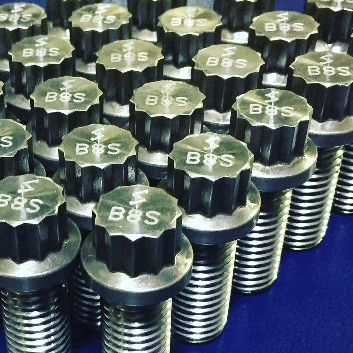 SpringBoltNut's tweet photo. 5/8(11) x 1.50 12-Point Flange Screw A193-B8S (Nitronic 60) #hotheading #manufacturingmonday #customfasteners #rolledthreads #exoticmaterials 🔩🇺🇸 https://t.co/hjKFK8dhxC