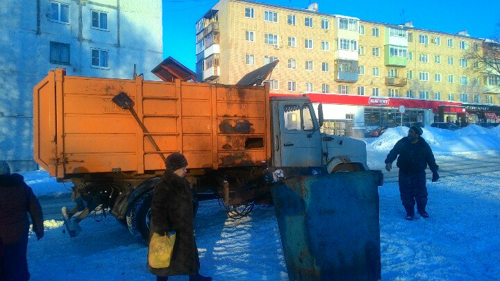 Вечерний сбор ТКО на ул. Победы.