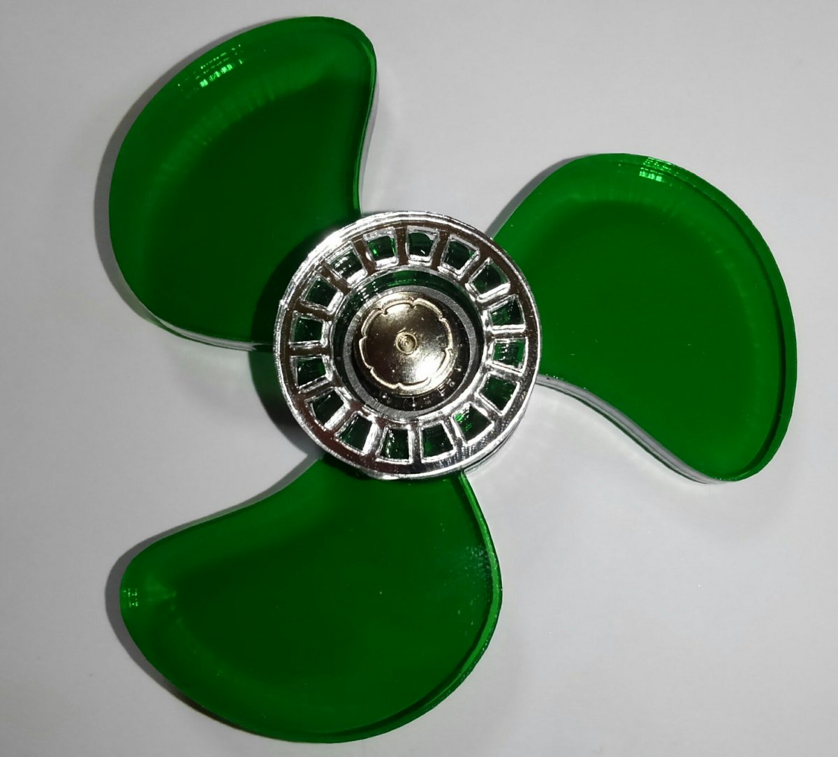 ট ইট র リバーズ 東京で買ったやつをまだ整理しきれてない間に届いた卒業生代表さんの扇風機ハンドスピナー緑 家に昔あったのがこっちだったので青より先に購入 羽根に錘は無いので長時間は回らないけど 反動スピナ同様に安定した質感 ハンドスピナー散財