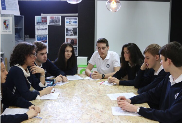 sekintschools's tweet photo. #HarknessTable Un método de enseñanza y aprendizaje que involucra a los estudiantes de #ColegiosSEK alrededor de una mesa grande de forma oval, con el fin de discutir las ideas en un ambiente alentador, de mente abierta, con la intervención del profesor sólo de manera ocasional. https://t.co/lFq3PSnNs6