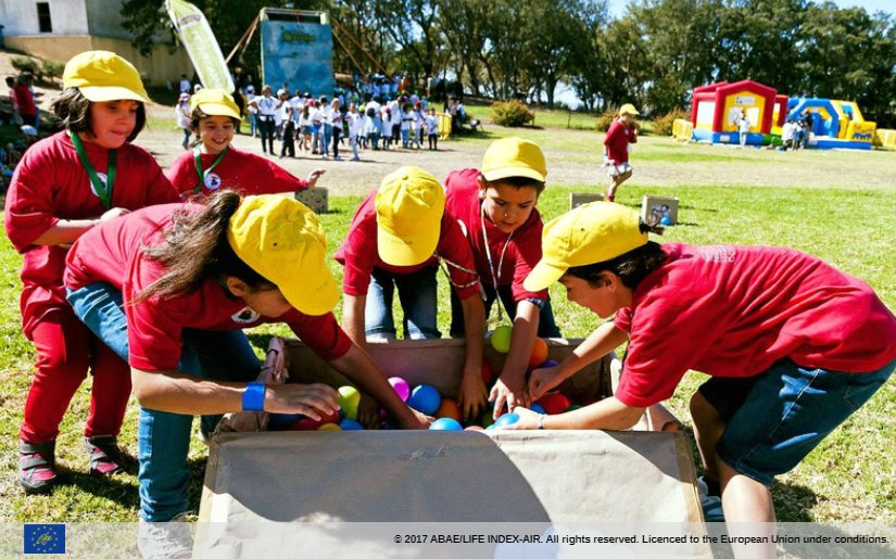 LIFEProgramme's tweet photo. #Airpollution has been one of EU's main environmental concerns since the 1970s. How can we improve the air? In only one year, #LIFEproject @LIFEIndexAir 🇵🇹🇬🇷ran more than 60 awareness campaigns at primary schools which involved more than 4000 children: https://t.co/i45bKRReam https://t.co/lLmvyQvkRj
