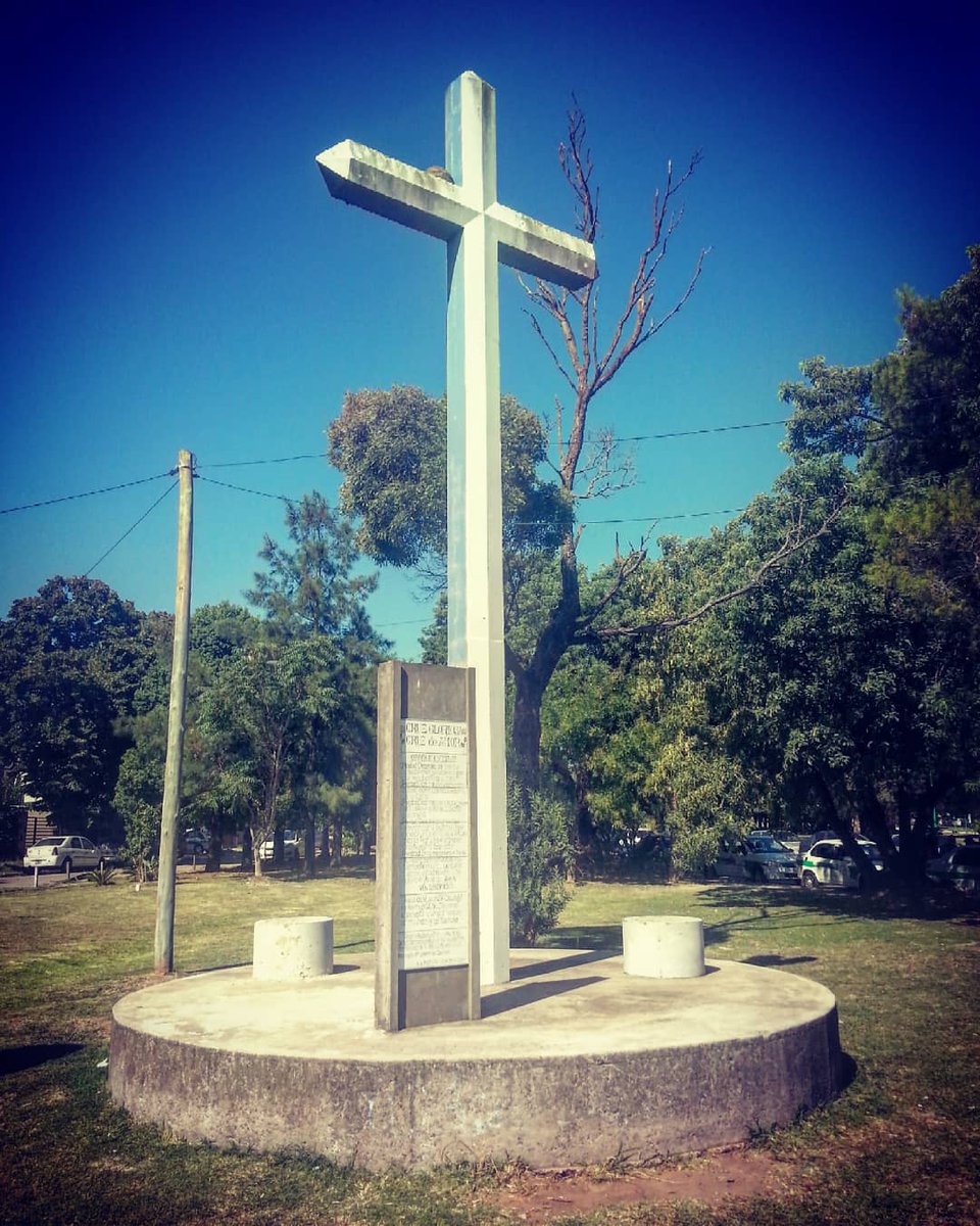 Cruz Gloriosa Cruz de Amor (Rotonda Entrada a La Plata) #cruz #rotonda #laplata #buenosaires #argentina #turusmo #tourism #vilavide #travel #monument #monumento #religion #fe  #religia #религия #крест #буэносайрес #аргентина #туризм #путешествие