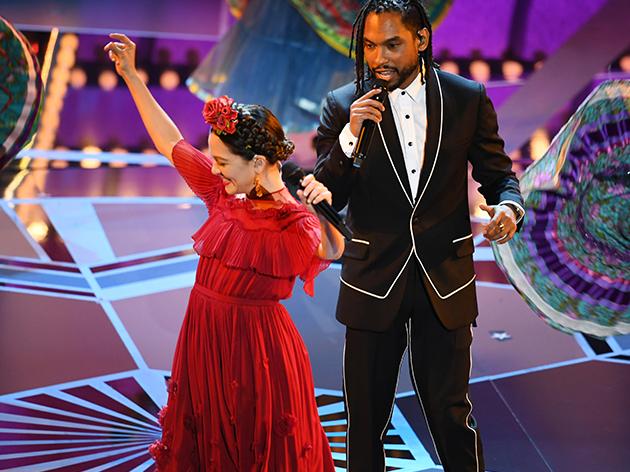 AlejandroBrofft's tweet photo. De la presencia mexicana ayer en The #Oscars, injustamente se ha olvidado a @yakampot de @francancino y @carlafdesign quienes vistieron a @lafourcade y @DarlaKAnderson, respectivamente. Lo hicieron impecablemente bien. ¡Bravo, qué orgullo! https://t.co/kImc7EgpX8