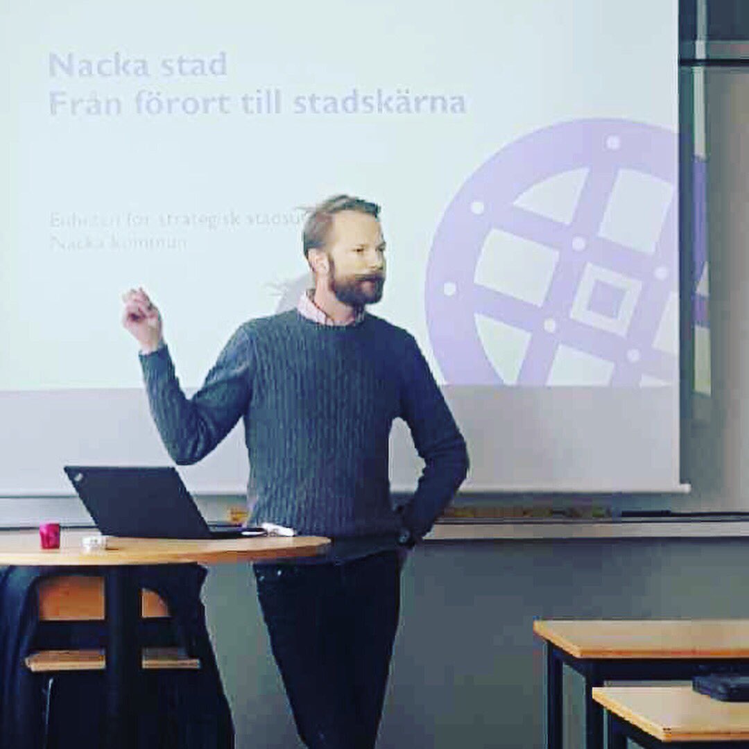 EklidenS's tweet photo. Erik från @nackakommun berättar för våra åttor om planerna för #nackabyggerstad. Föreläsning är ett avstamp inför ett fördjupningsprojekt (kopplat till geografi) våra åttor kommer arbeta med de närmsta veckorna. Spännande och lärorikt! 🚧🏠🏗 https://t.co/SwxronkCuH
