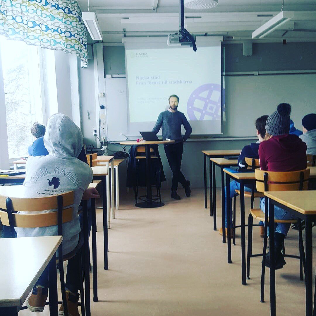 EklidenS's tweet photo. Erik från @nackakommun berättar för våra åttor om planerna för #nackabyggerstad. Föreläsning är ett avstamp inför ett fördjupningsprojekt (kopplat till geografi) våra åttor kommer arbeta med de närmsta veckorna. Spännande och lärorikt! 🚧🏠🏗 https://t.co/SwxronkCuH