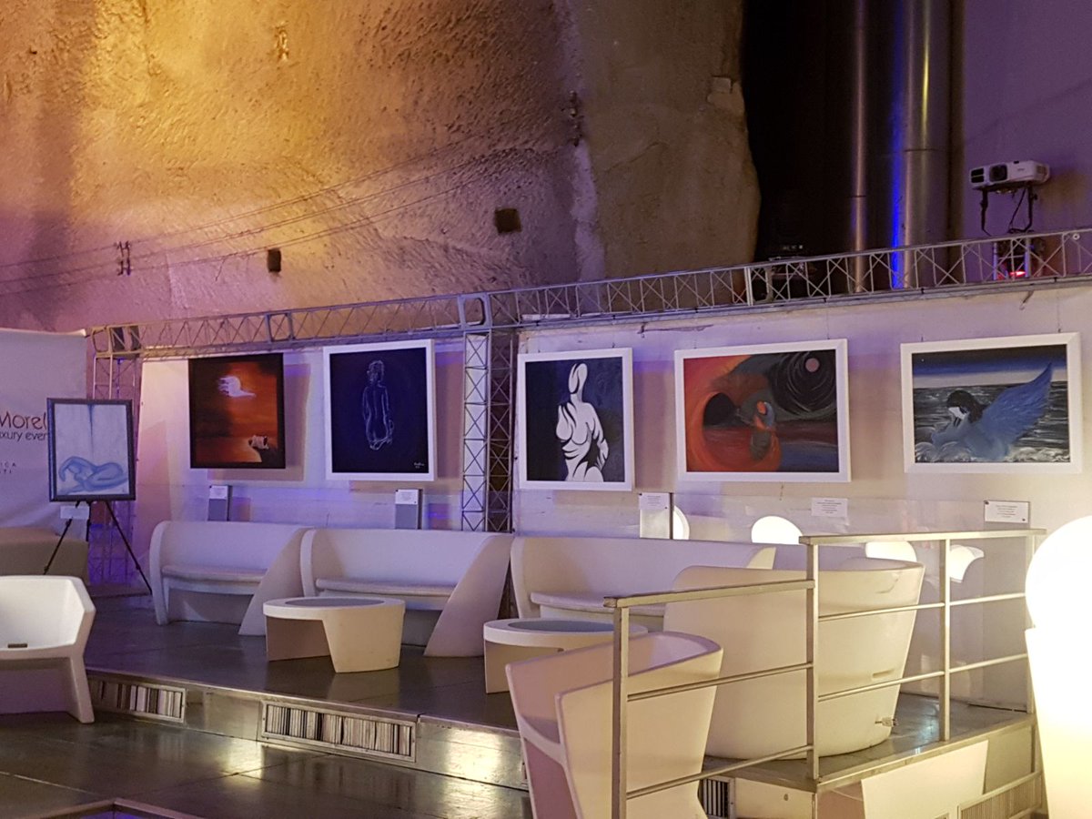 agoramorelli's tweet photo. La nostra location allestita in occasione della Mostra di pittura Maura Messina. Un viaggio intenso attraverso i quadri dell'artista, impreziosito dalla naturale atmosfera suggestiva dell'Agorà Morelli. https://t.co/opSLhQfbiW