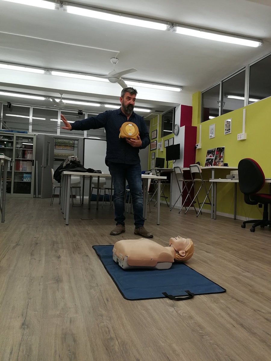 aulabpBorges's tweet photo. Curs de suport vital b��sic amb desfibrilador a l'aulABP de l'INS Josep Vallverdú. Professorat i personal no docent adquireixen coneixements per utilitzar el DESA instal·lat avui a l'Institut. https://t.co/KWtBafIYtf