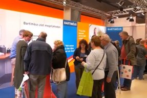 BartimeusFonds's tweet image. Wil je zelf ontdekken hoe #audiodescriptie voor #blinden en #slechtzienden bij #film, #televisie en #theater werkt? Bezoek dan 16 of 17 maart onze stand @ZieZoBeurs @jaarbeurs Utrecht.
Meer info en gratis kaarten bestellen: steunbartimeus.nl/ontdek-audiode…