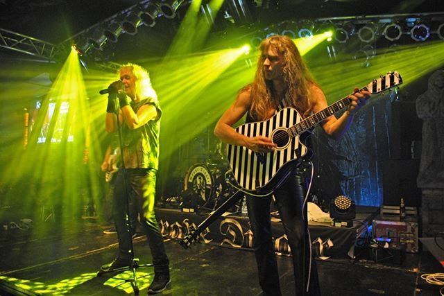 ironfinger's tweet photo. Taken at the #healedbymetal tour in 2017. #axelritt #ironfinger #the_real_ironfinger #gravedigger #gravediggerband #emgpickups #caerstraps #tronical #hughesandkettner #framusguitars #cordialcables https://t.co/fI1yjEyWqe https://t.co/ler0mRNr6Y
