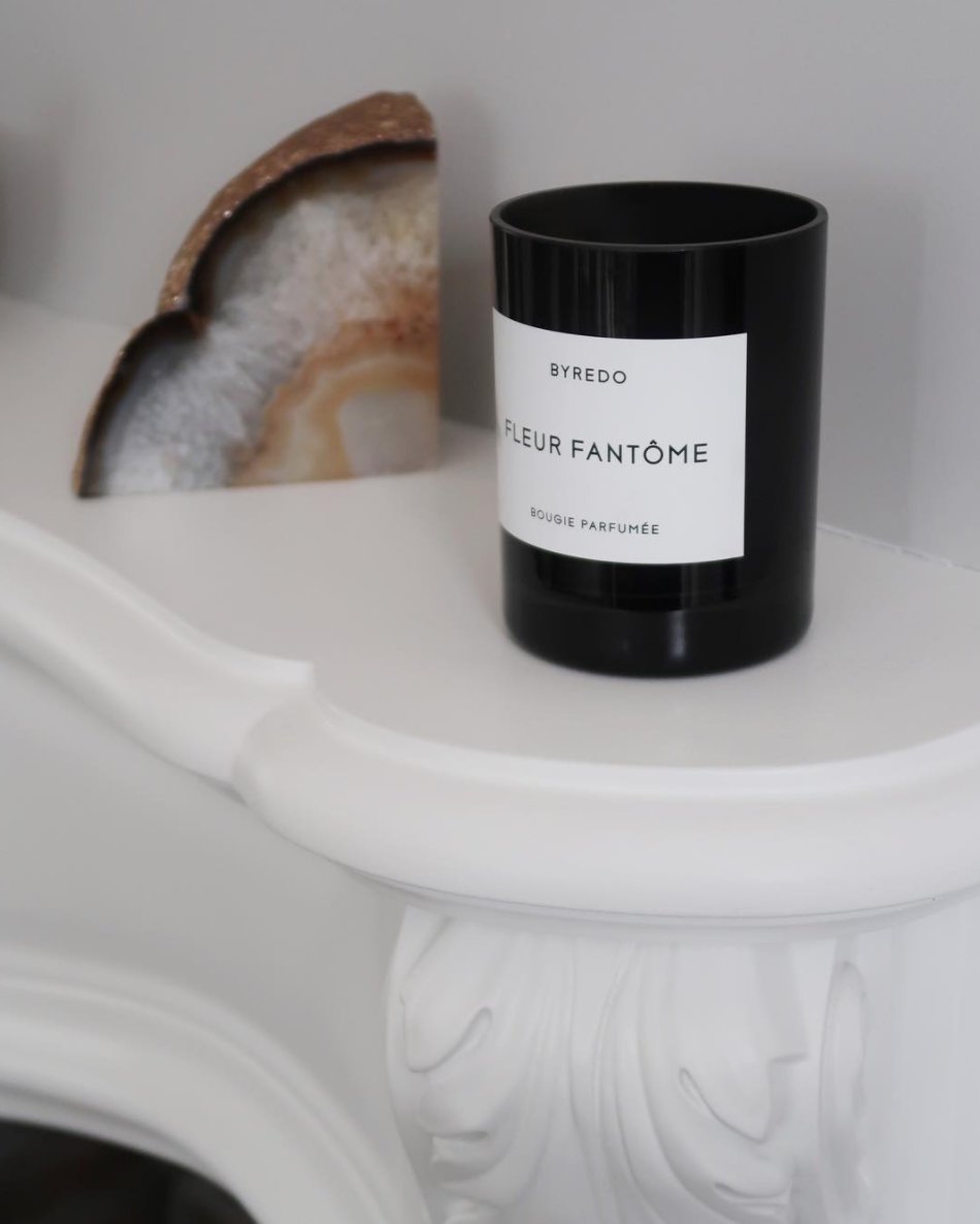 Our favourite mantelpiece accessories right now are candles and crystals. They both create an amazing energy in your space. What do you accessorise your mantelpiece with?
