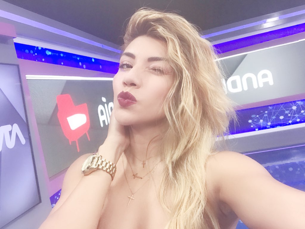 DianaSanchez_04's tweet photo. Ahorita a punto de salir con @Andrea_Llosa  en #andreaalmediodia  🤗🤗🤗 me encanta atv + https://t.co/ZW5gf3u78j