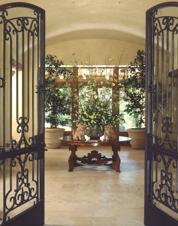 TuckerandMarks's tweet photo. #makinganentry Open the gates and step into the sun-drenched foyer of this #Sonoma getaway, interior design by Suzanne Tucker #tuckerandmarks, architecture by #NedForrest https://t.co/UX3PCUrmiO