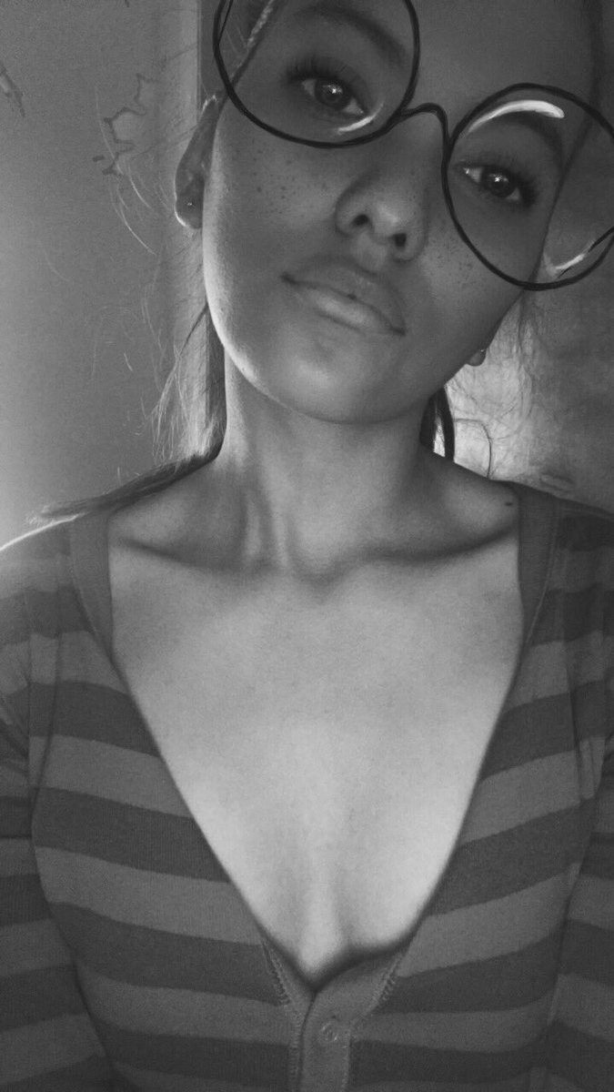 Hyungwonvoice's tweet image. ~~ “No me importa si tu eres de la luna o de las estrellas, eres igual que yo” ~~ 

       ||  #ARMYSelcaDay || 💋😌 

                            {Kim Namjoon} ❤️