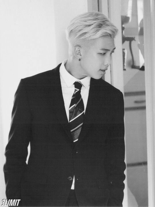 Hyungwonvoice's tweet image. ~~ “No me importa si tu eres de la luna o de las estrellas, eres igual que yo” ~~ 

       ||  #ARMYSelcaDay || 💋😌 

                            {Kim Namjoon} ❤️