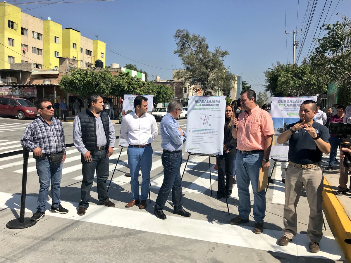 JonadabMartinez's tweet photo. Con una inversión de 4.4MDP se llevó a cabo la repavimentación con concreto hidráulico en la Av. Plutarco Elías Calles, rehabilitación de banquetas y renovación de las redes de agua potable y alcantarillado.  @GuadalajaraGob @EnriqueIbarraP https://t.co/uLPZWhndMR