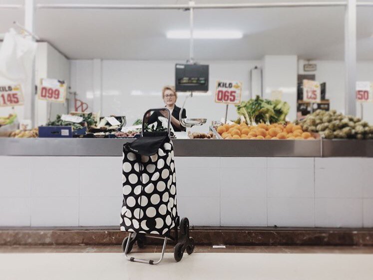 ClickAlMercat's tweet photo. FINALISTA INSTAGRAM #CLICKALMERCAT 2018: @Vicrusal amb la seua #Serie1nosenseells sobre un dels millors companys per fer una compra sostenible i amb menys plàstic: els carrets de la compra. Felicitats!!
#finalistesinstagram #finalistesclickalmercat
#clickalmercat #vineifesclick https://t.co/9xfwNneJM3