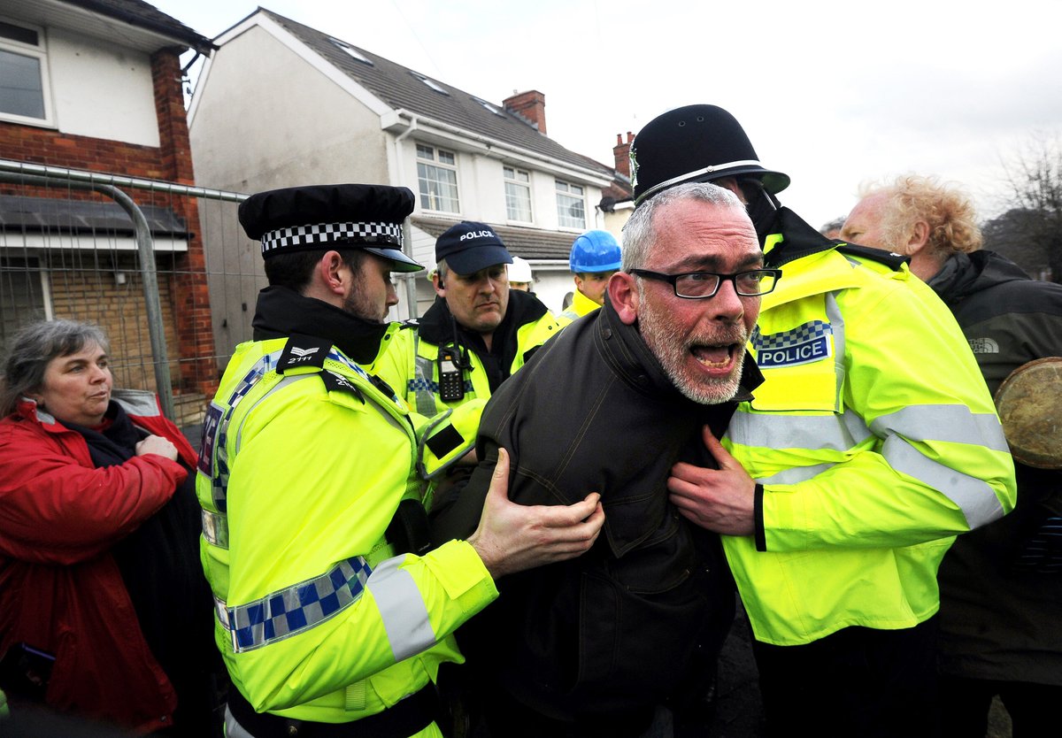 JayMitchinson's tweet photo. Trees Battle - enough is enough: This is what happens to you in #Sheffield if you dare to challenge its city council. Police force descends in large numbers and ugly scenes ensue. This breakdown in communication is heaping shame on Yorkshire. https://t.co/c2Y67rffWJ https://t.co/I6sWBFdOCq