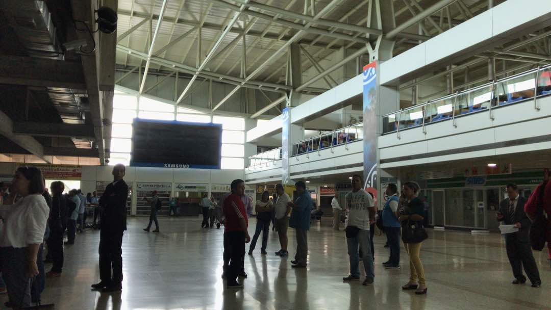 #Ahora Aeropuerto Internacional Simón Bolívar de Maiquetía continúa sin luz. Pasajeros esperan en inmigración para poder ingresar  #5Mar 1:12pm