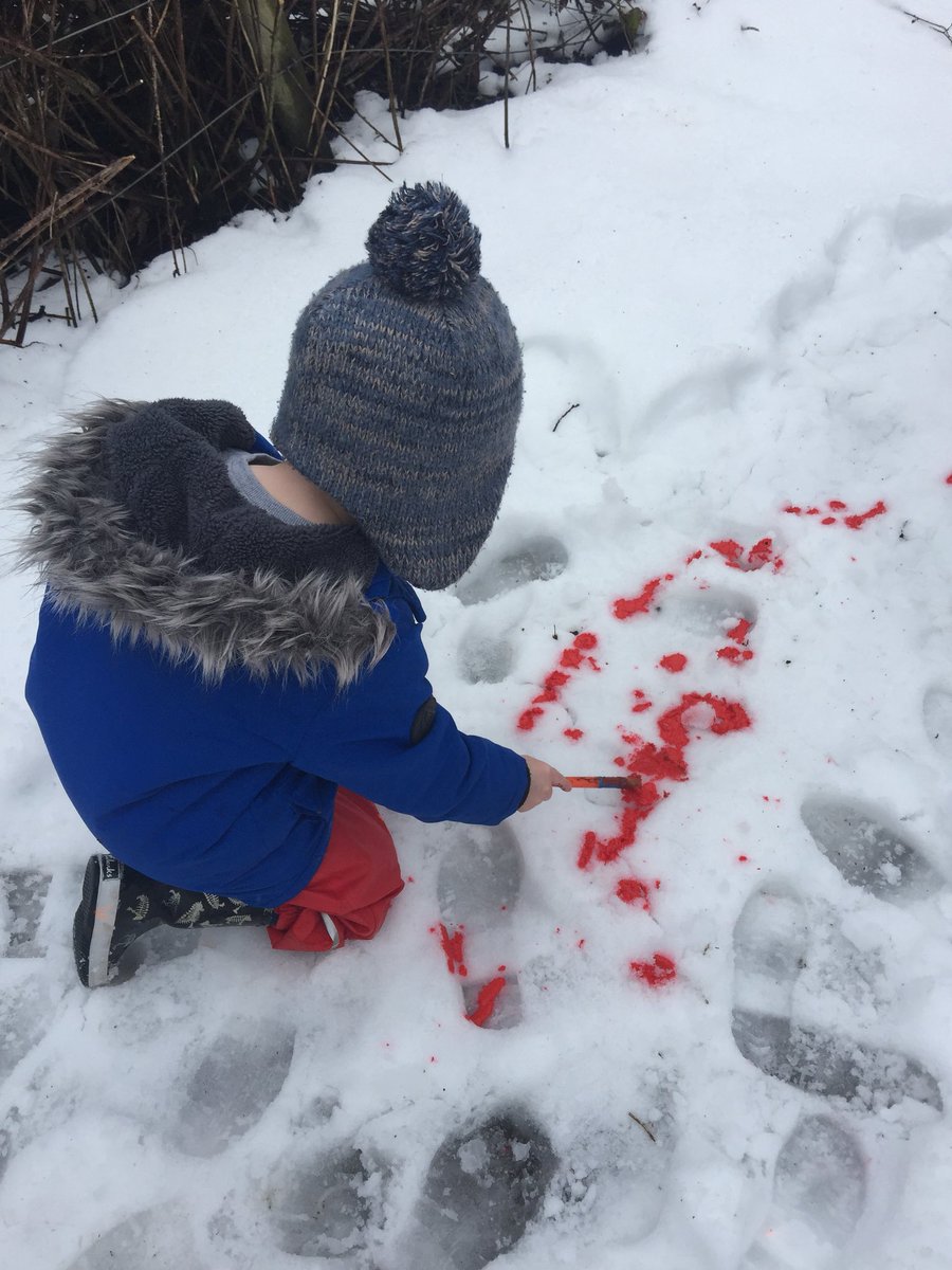 MossheadPre's tweet photo. @CreativeSTAR @Muddyfaces @EDCouncil @earlyyearsscot @BBCScotLearn Painting in the snow! https://t.co/QLLMF2QKVu
