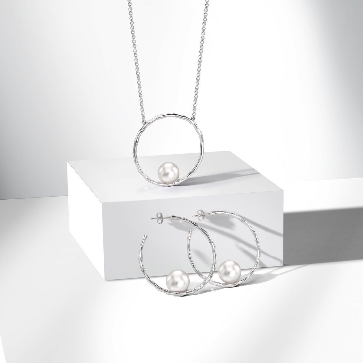 Clarkes_Sutton's tweet photo. Say thank you to Mum this #mothersday with the beautiful @dowerandhall Luna pearl collection! #pearl #silver #jewellery https://t.co/VbenQQEIOQ