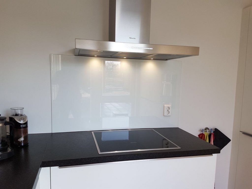 glasbedrijfdejo's tweet photo. #hardglazen #achterwand geplaatst bij kookgedeelte https://t.co/WbmA3BHJ5L