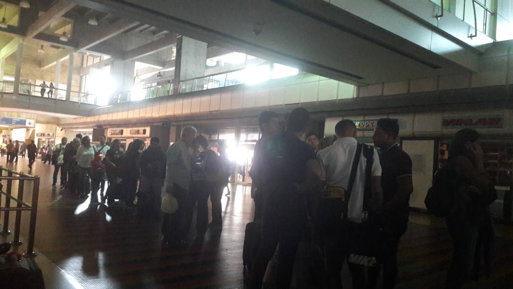 1:15 pm Autoridades del aeropuerto de Maiquetia no dan ningún tipo de explicación a pasajeros que están a punto de perder sus vuelos por el apagón que hay en el aeropuerto.