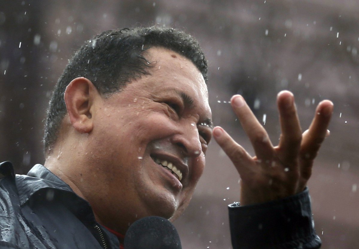 jsanguinocard's tweet photo. Hoy nuestro pueblo rinde homenaje en Miraflores al hombre que visibilizo a los olvidados de siempre! VIVA CHAVEZ!! #A5AñosDeTuSiembraComandante #TodosSomosChavez https://t.co/RZBPyaE2rH