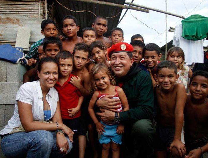 jsanguinocard's tweet photo. Hoy nuestro pueblo rinde homenaje en Miraflores al hombre que visibilizo a los olvidados de siempre! VIVA CHAVEZ!! #A5AñosDeTuSiembraComandante #TodosSomosChavez https://t.co/RZBPyaE2rH