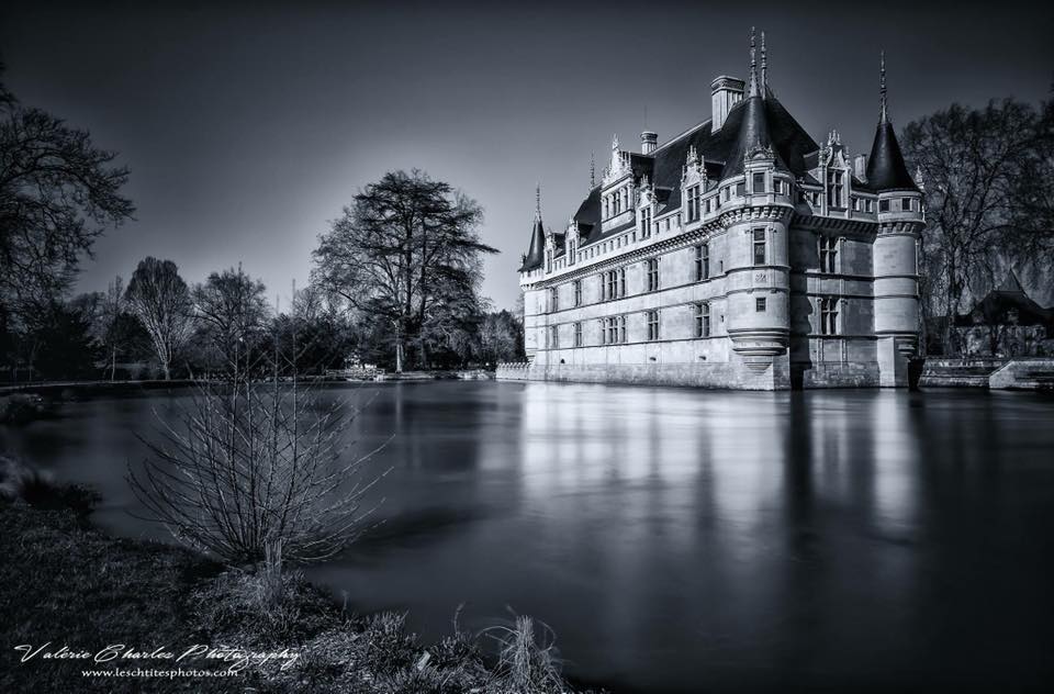 MyLoireValley's tweet photo. Merci Valerie Charles pour ce magnifique cliché du Château d'#AzayleRideau !! On adore :D - #ValdeLoire #Touraine #AzayRenaissance #LeCMN @leCMN https://t.co/noVUU8JhcK