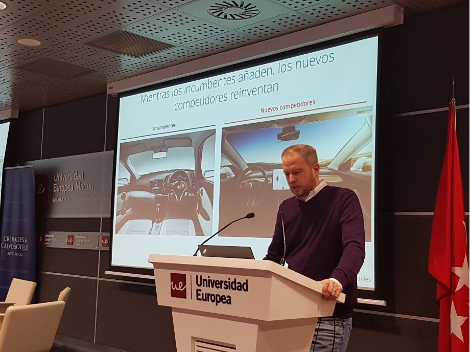 cremadescsotelo's tweet image. .@davidjmaireles Los #bancos son vistos como barrera para las #fintech, cuando dada su especialización no necesitan #licenciabancaria, por lo que es difícil brindarles un #régimenjurídico. En el futuro, muchos bancos serán empresas de software. @UEuropea #FintechWeek @Raisin_ES