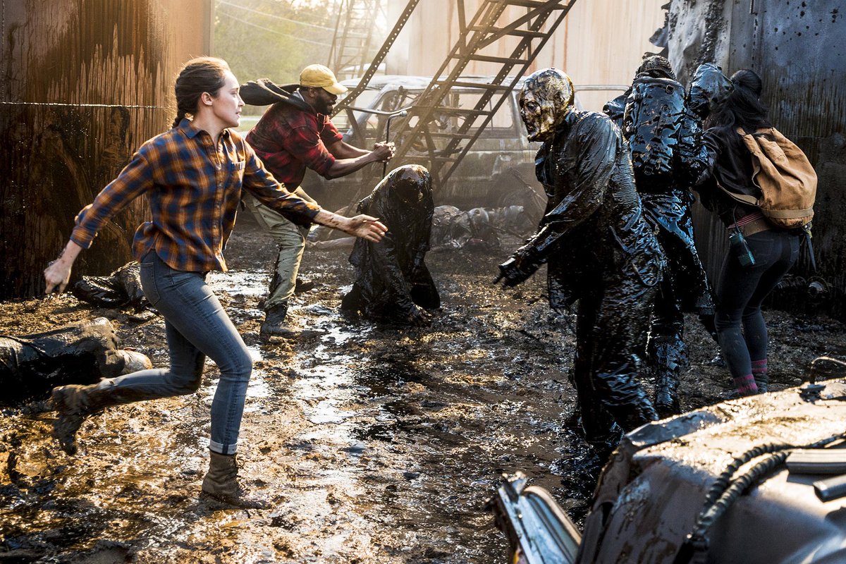 FearSource's tweet photo. #FearTWD 
New pics from S4 https://t.co/dTzFpn1Vvh