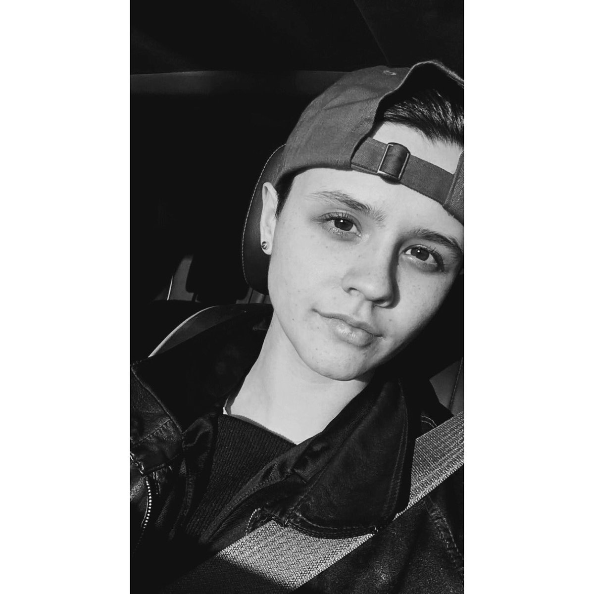 neeleyayye's tweet photo. oh look #issaqueer 👀👭🏳️‍🌈 https://t.co/qkoAaKGOGI