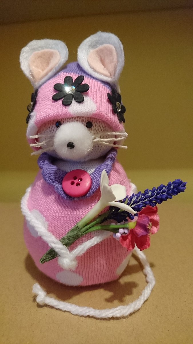 CornellTracey's tweet photo. Here's little Mrs Sock Mouse offering you flowers to cheer up a Monday evening π #MothersDayMouse #sockmouse #Mondaycrafting #DampMondayEvening https://t.co/cItr8b3YKZ