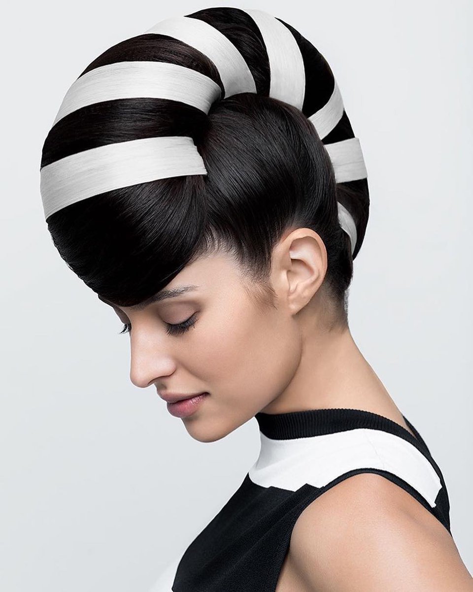 frenchnicholas's tweet photo. Black &amp; white beauty. 🖤 (photo @ianspanier, makeup @lauradeemakeup, assistant @pati_rodrigz , hair products @matrixfamily) #blackandwhite #avantgarde #hairstylist #hairart https://t.co/OX1mGzxwol