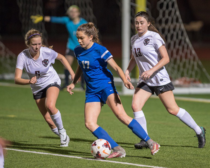 Round Rock girls remain atop District 13-6A soccer standings. atxne.ws/2FlMwLV