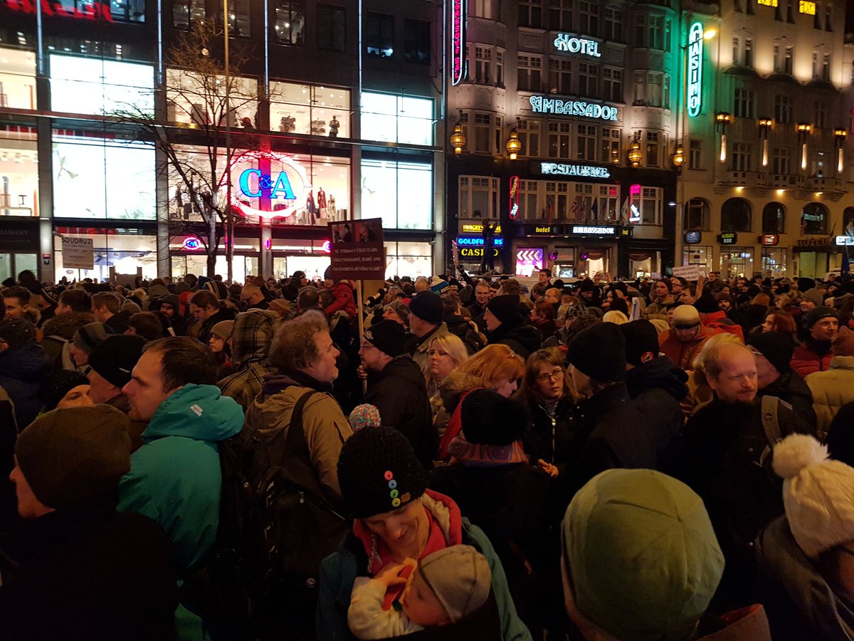 tapolitikaCZ's tweet photo. Protest proti volbě Zdeňka Ondráček a do čela parlamentniho výboru pro kontrolu GIBS.
Jsme tu taky!
#Ondracek #rudyfizl #obuskudopytle https://t.co/E3lN0P1uwA