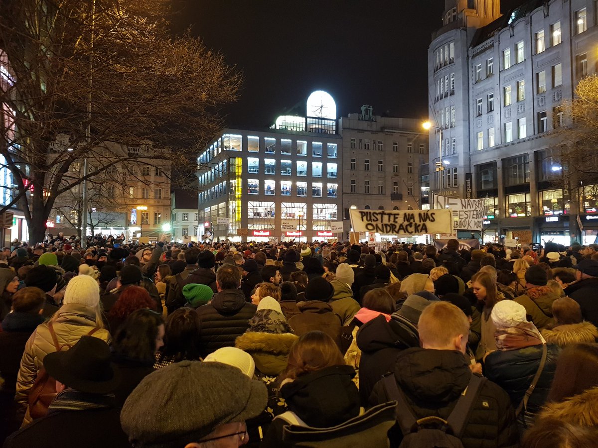 tapolitikaCZ's tweet photo. Protest proti volbě Zdeňka Ondráček a do čela parlamentniho výboru pro kontrolu GIBS.
Jsme tu taky!
#Ondracek #rudyfizl #obuskudopytle https://t.co/E3lN0P1uwA