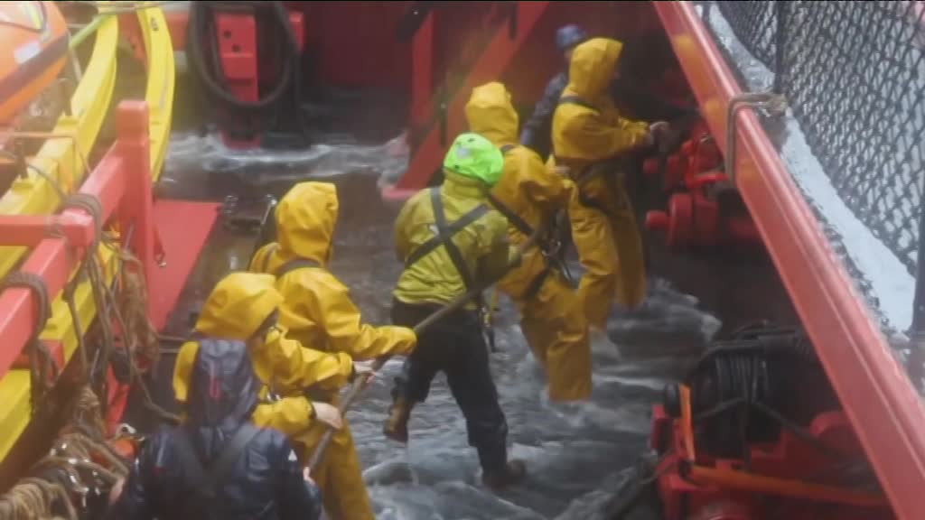 F3PoitouChtes's tweet photo. Ce soir à la une de #France3 Atlantique, des nouvelles de l'Hermione, après avoir rencontré des conditions difficiles, la frégate est à l'abri au nord du Maroc. #grostemps @LHERMIONE_SHIP
JT à partir de 19h. https://t.co/ceCykZAlNb
