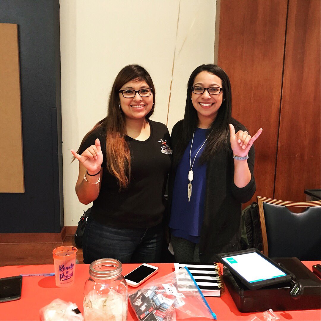StudentsAtUTSA's tweet image. Let #UTSA put a ring on it!#UTSAGradFest is going on in the HEB Ballroom till 7 pm! #UTSAGrad18 🎓