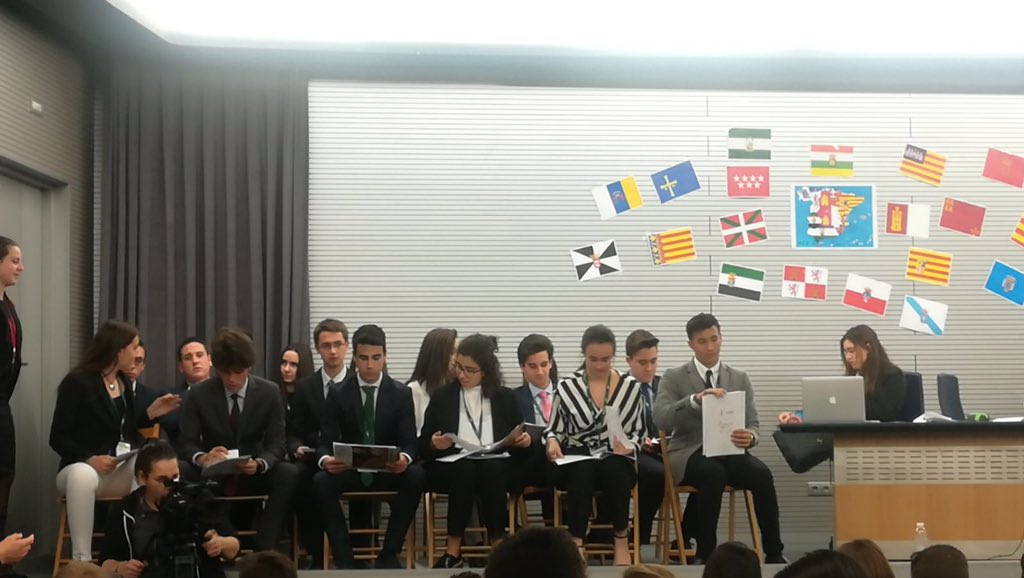 ComeniusCEducat's tweet photo. #MEP18 Model de Parlament Europeu gran treball de cap de setmana debatent, acompanyant-los Sergio Puchades 1r batx https://t.co/OqJAiSUorV