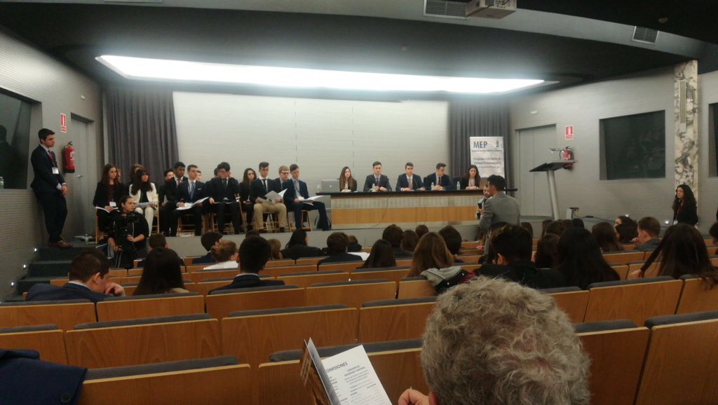 ComeniusCEducat's tweet photo. #MEP18 Model de Parlament Europeu gran treball de cap de setmana debatent, acompanyant-los Sergio Puchades 1r batx https://t.co/OqJAiSUorV