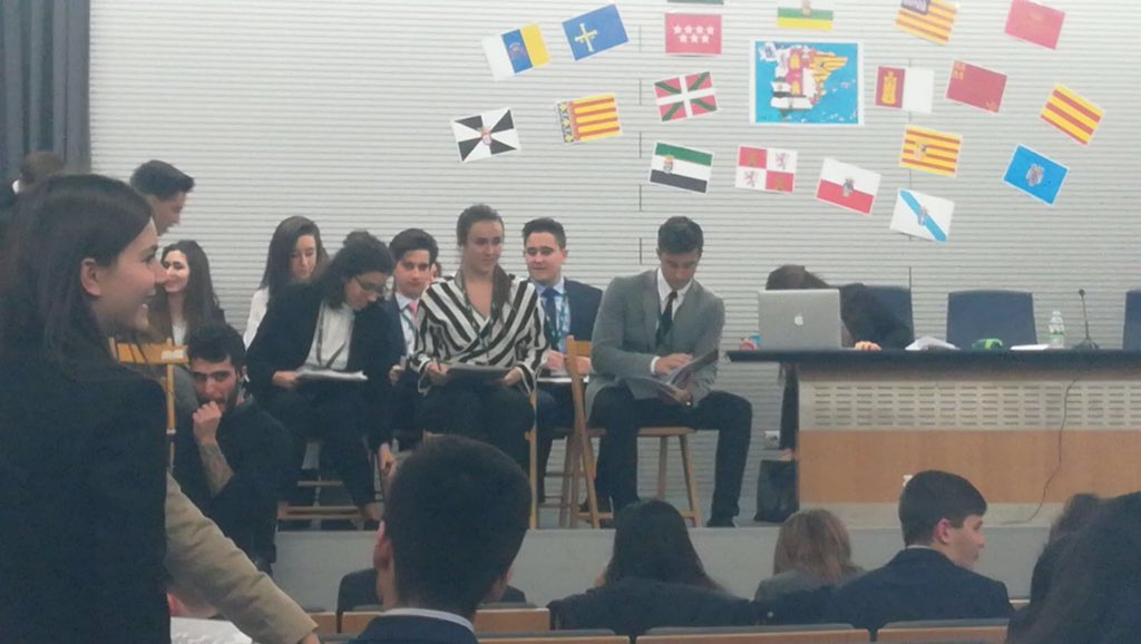ComeniusCEducat's tweet photo. #MEP18 Model de Parlament Europeu gran treball de cap de setmana debatent, acompanyant-los Sergio Puchades 1r batx https://t.co/OqJAiSUorV