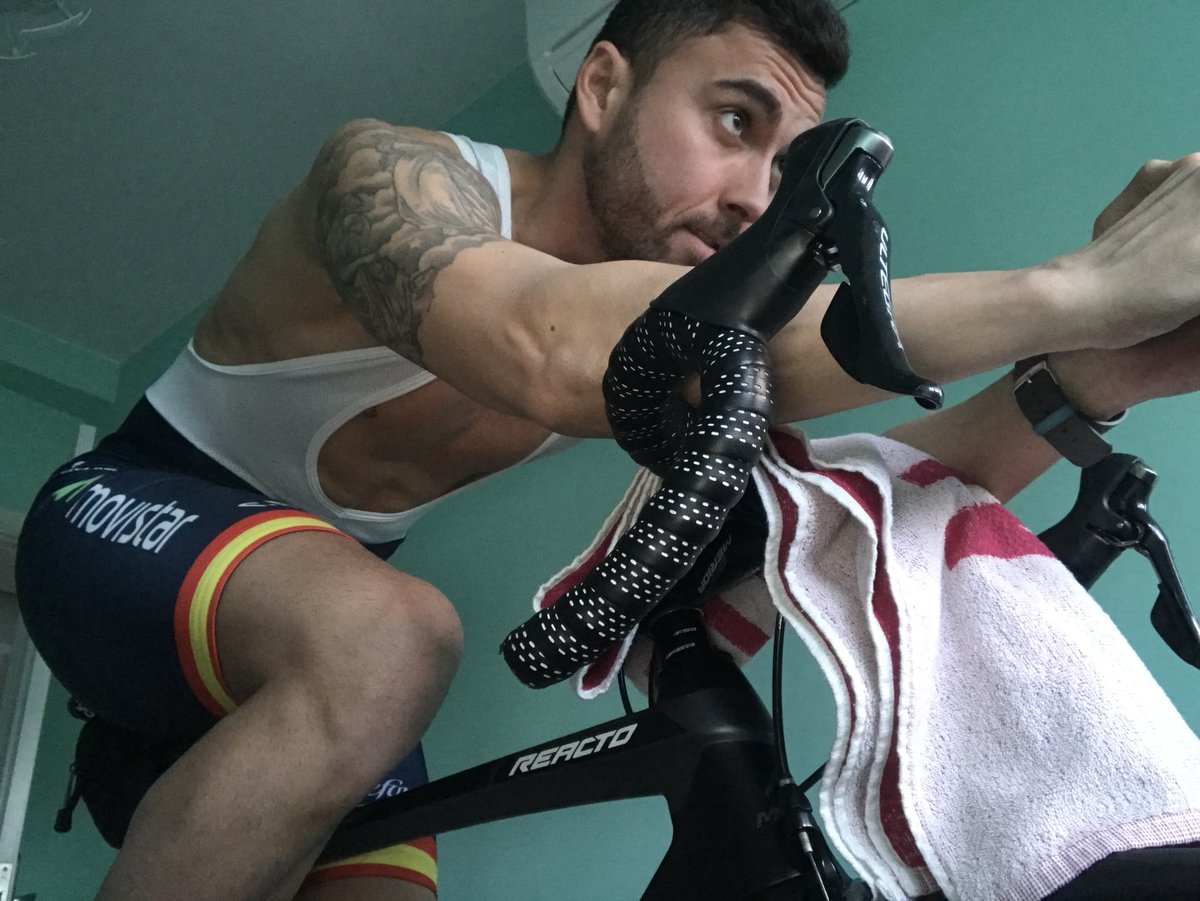 Javi_XIV's tweet photo. Maneras diferentes de recuperación! #RecuperacionActiva #Rodillo #Ciclismo #Run #Running #Traitlon #RoadToMaratonMadrid #EdpRNRMadrid https://t.co/P8euzVpk1L