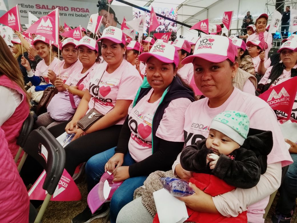 El gobernador <a href="/alfredodelmazo/">Alfredo Del Mazo</a> sigue reconociendo el trabajo de las amas de casa. Hoy realizamos la entrega del #SalarioRosa a mujeres de la región IX #Naucalpan