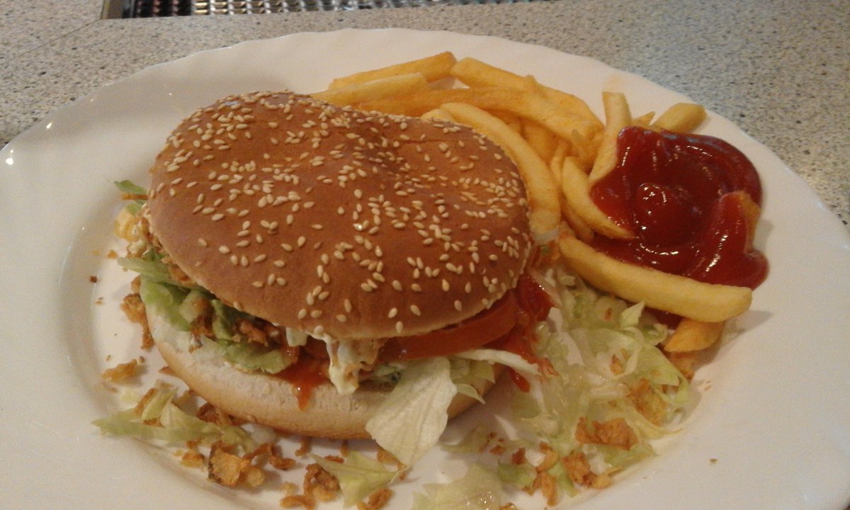 nuclearnightmar's tweet photo. Heute leckeren veggie Burger in #stpauli bei #diekleinepause gegessen! Den machen die sogar selbst.kann ich jedem empfehlen 😊💚 https://t.co/9q0yWJcAK2