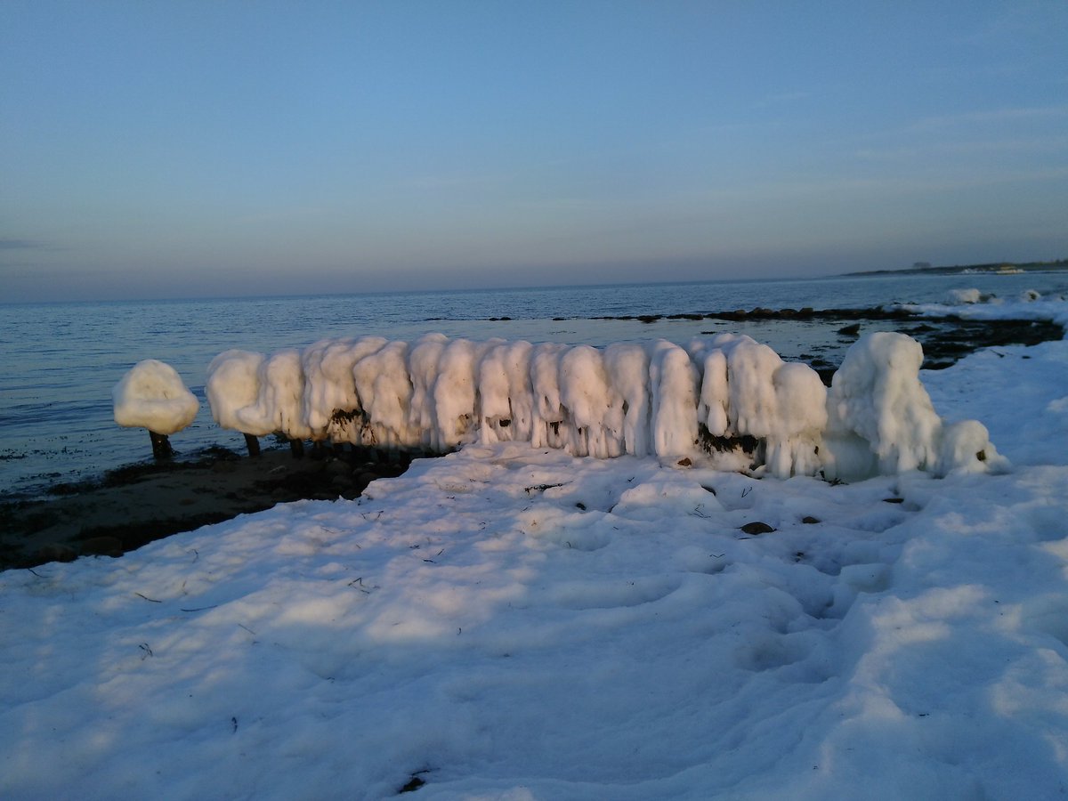 textarbeit_DS's tweet photo. Eiszwerge weinen in der Ostseesonne #urlaub #hohwacht #ostsee #frühlingsanfang https://t.co/pYLqU4B5bm