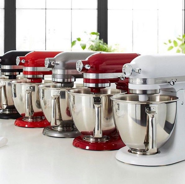 китчен бот м1 кухонный. китчен аид. миксер на столе.