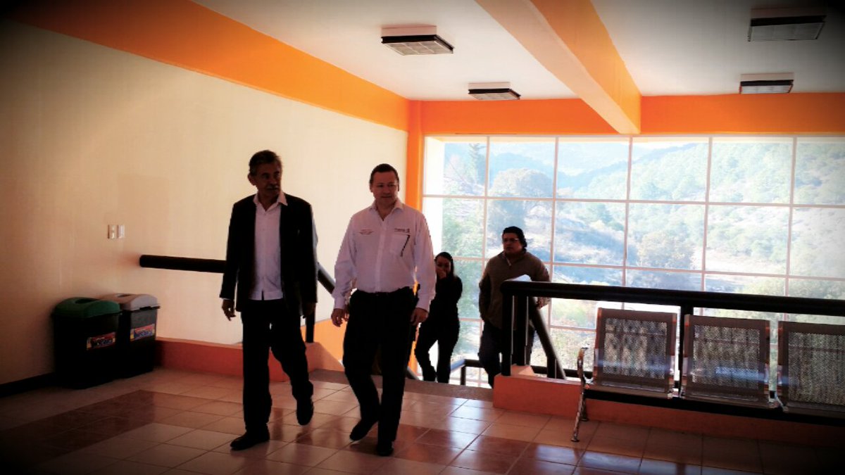 CGEMSSCT_GobOax's tweet photo. Coordinador General Lic. Francisco Márquez Méndez recorre las instalaciones del @tecteposcolula, en la región de la #Mixteca, en compañía del Ing. Miguel Ángel Méndez Rosado, Director General de dicha Institución. 
@alejandromurat https://t.co/SndxlwKFu0
