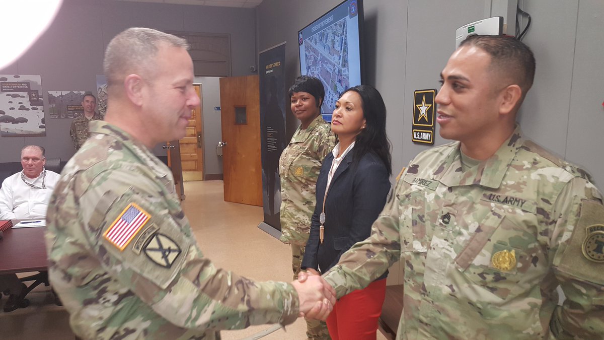 5BdeUSAREC_CDR's tweet photo. During his visit to Fort Sam Houston this week, the USAREC Commanding General, Major General Jeffrey J. Snow, recognized some outstanding performers who have made numerous contributions to the recruiting mission. We also discussed new recruiting efforts that enhance operations. https://t.co/92wot1HyJI