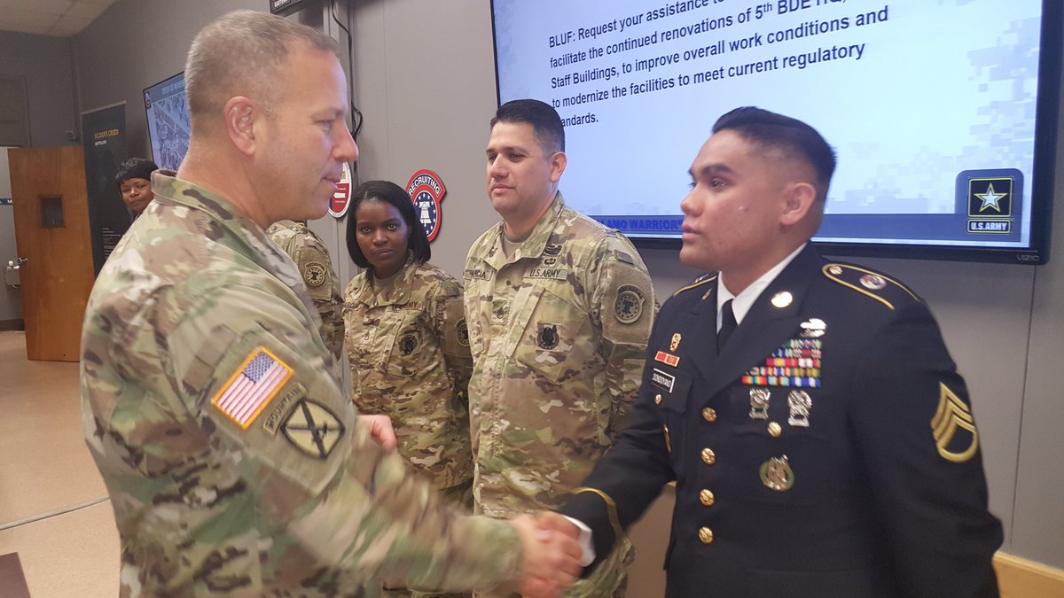 5BdeUSAREC_CDR's tweet photo. During his visit to Fort Sam Houston this week, the USAREC Commanding General, Major General Jeffrey J. Snow, recognized some outstanding performers who have made numerous contributions to the recruiting mission. We also discussed new recruiting efforts that enhance operations. https://t.co/92wot1HyJI